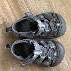 Little kid size 5 Keens